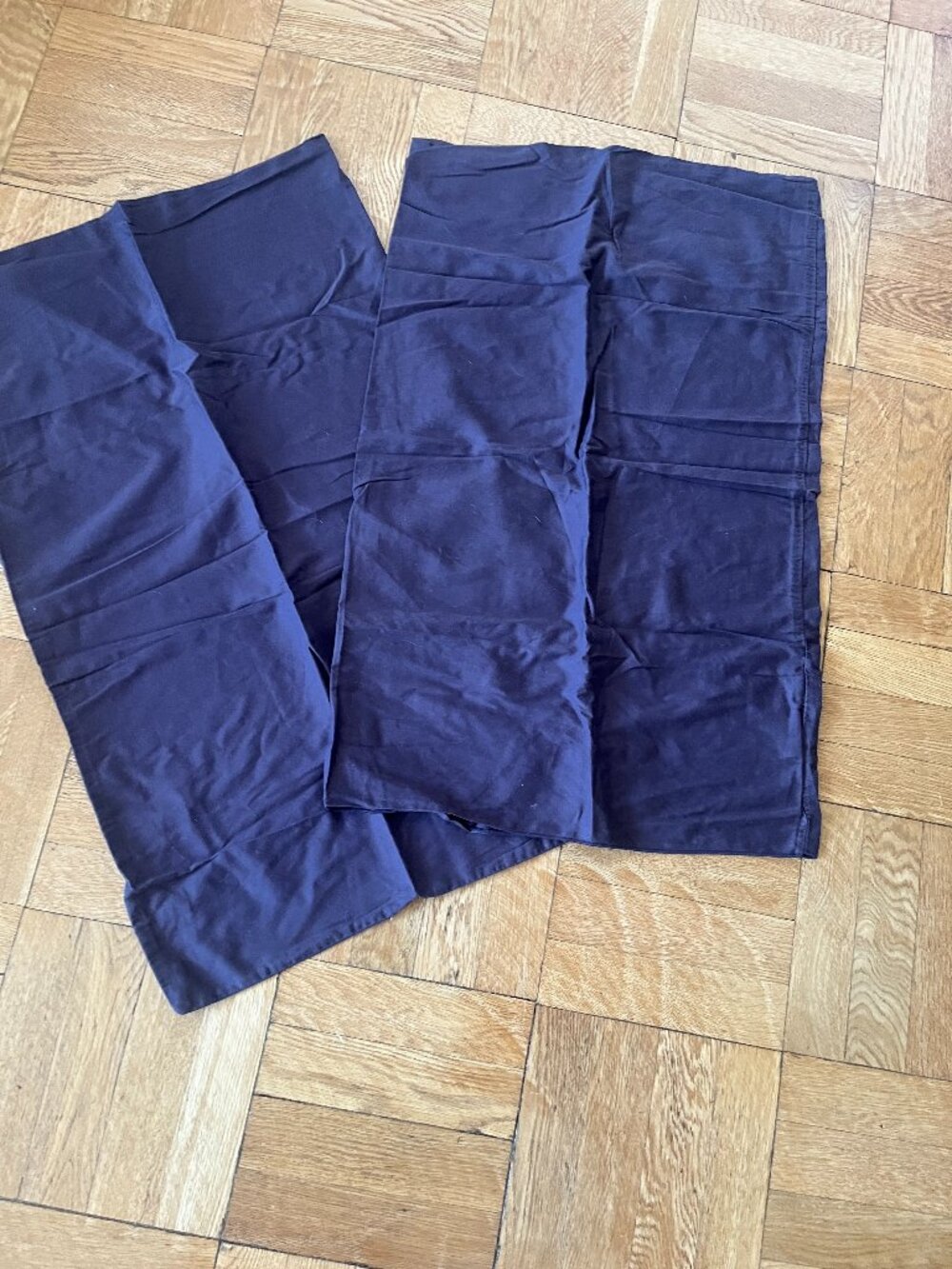 Two Calvin Klein Standard/Queen Pillow Cases 100% Egyptian Cotton EUC Deep Plum